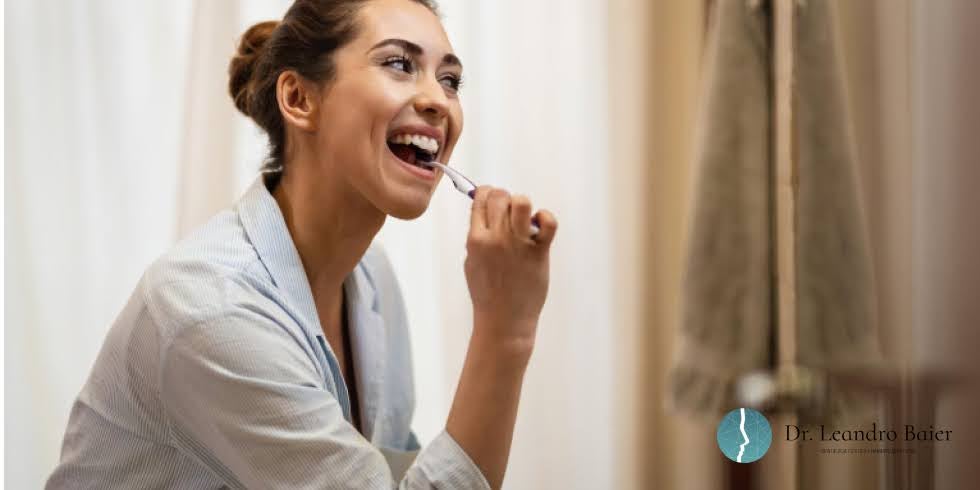 Dr. Leandro Baier | Clínica de Odontologia Estética em Blumenau, SC Prevenção + estética: o papel dos hábitos diários na saúde bucal e beleza do sorriso