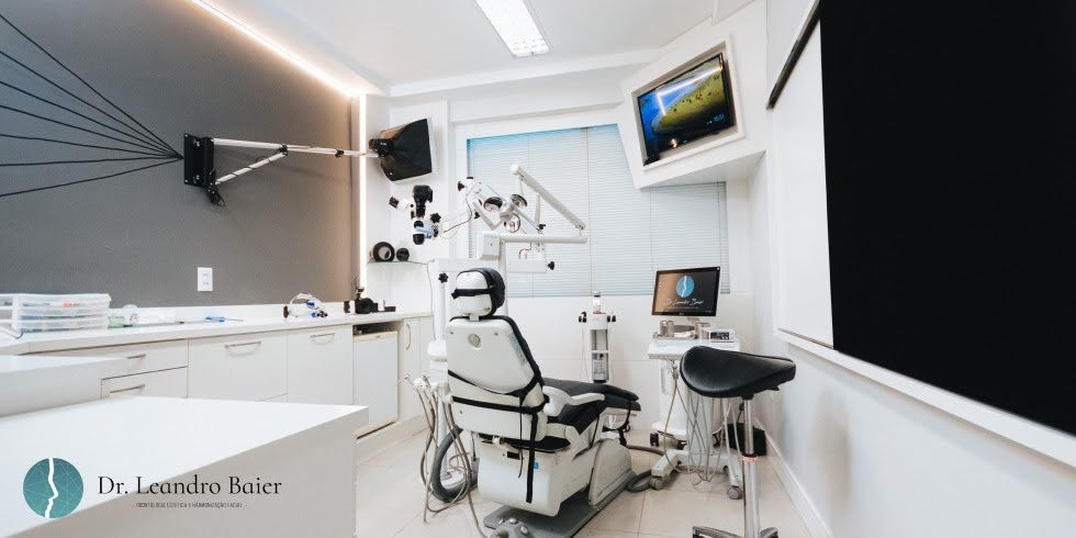 Dentadura Solta? Descubra a Solução com Implantes Fixos